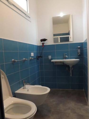 łazienka z toaletą i umywalką w obiekcie La Dimora di Ntò w mieście Villaggio Azzurro