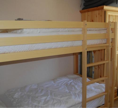 a couple of bunk beds in a room at Sunny Swiss apartment 6P near Télécabine by Jolidi in Nendaz