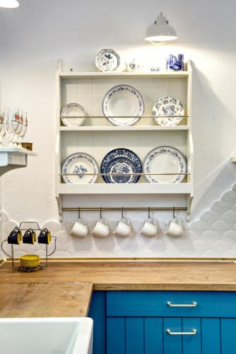 a kitchen with blue and white plates on shelves at Villa Nautilus in Áfra