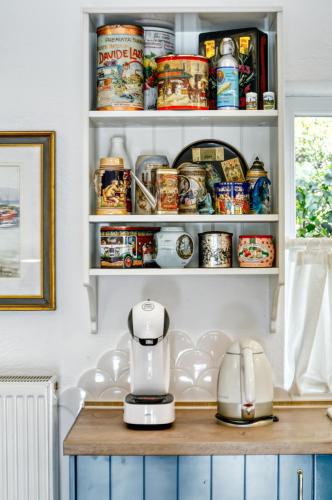 a kitchen with a counter with canned food on shelves at Villa Nautilus in Áfra