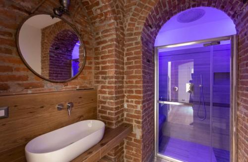 Vannas istaba naktsmītnē Luxury Apartment in Milan Center