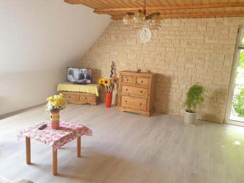 una habitación con una cama y una mesa con flores. en Ferienwohnung Luise, en Bansin