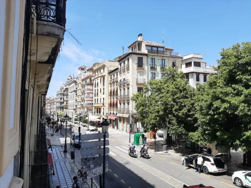 vistas a una calle de la ciudad con edificios en Plaza Nueva's House "El Consul", en Granada