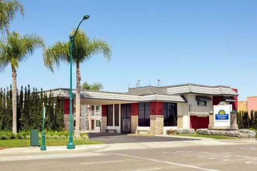 Days Inn & Suites by Wyndham Anaheim At Disneyland Park in Costa Mesa