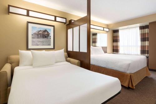 Postel nebo postele na pokoji v ubytování Microtel Inn and Suites by Wyndham Weyburn