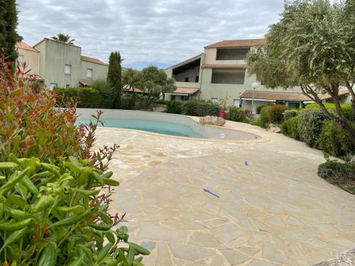 ヴァルラ・プラージュにあるAppartement Valras-plage 2chambres résidence avec piscineの庭の真ん中にあるプール