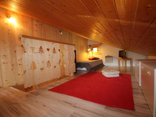 a room with a red carpet and a red rug at Appartement Les Saisies, 2 pièces, 5 personnes - FR-1-293-205 in Les Saisies