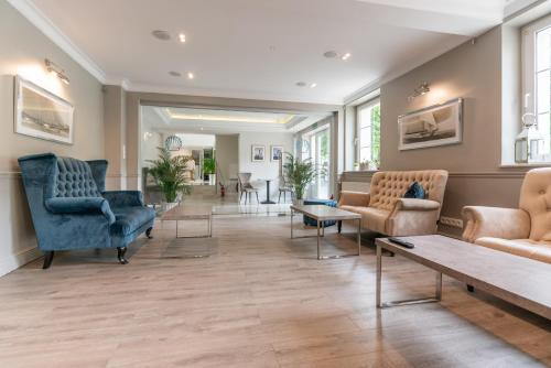 salon z niebieskimi krzesłami i stołami w obiekcie Villa Bravo & SPA w mieście Międzyzdroje