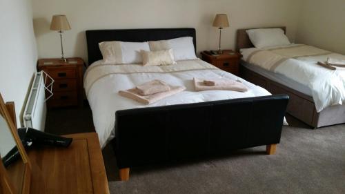 Llit o llits en una habitació de Roosecote Guest House