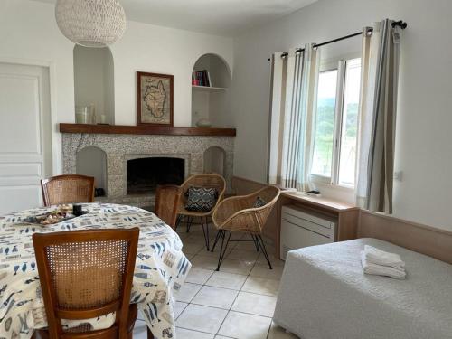 un salon avec une table et une cheminée dans l'établissement Résidence Casa Cintrone, à Porto Pollo