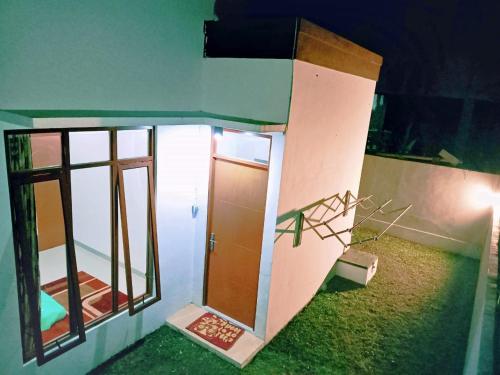 Habitación pequeña con puerta y ventana en Villa Lembang Syariah near park & Zoo, en Lembang