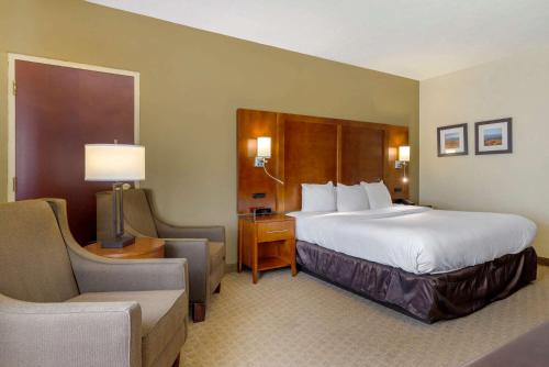 Ένα ή περισσότερα κρεβάτια σε δωμάτιο στο Comfort Inn Columbus near Fort Benning