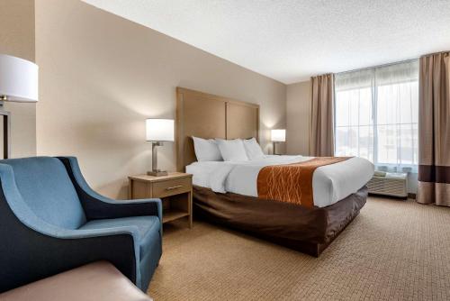 En eller flere senger på et rom på Comfort Inn & Suites Farmington - Victor