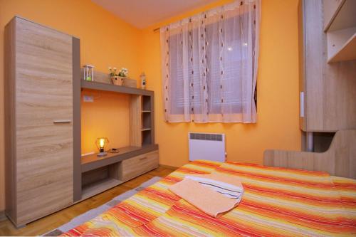 - une petite chambre avec un lit et une fenêtre dans l'établissement Apartman Oaza mira, à Zlatibor