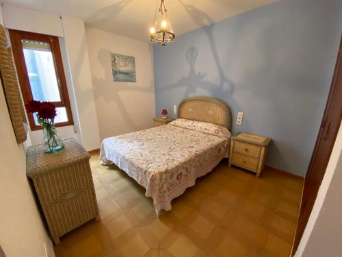 Un pat sau paturi într-o cameră la Apartamentos Vista Alegre Altamar