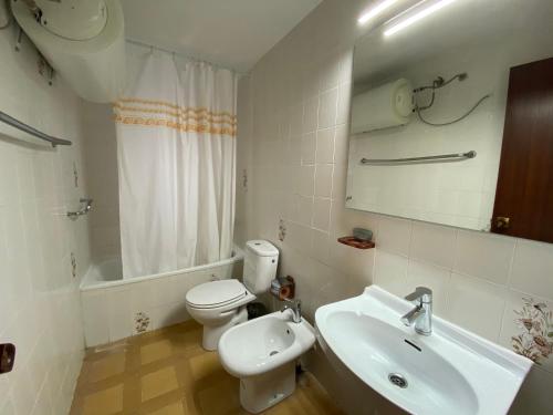 A bathroom at Apartamentos Vista Alegre Altamar