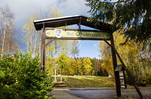 a sign for an art installation in a park at Pension Haus Fürstenberg in Grünhain-Beierfeld
