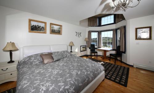 A bed or beds in a room at The Lookout Inn