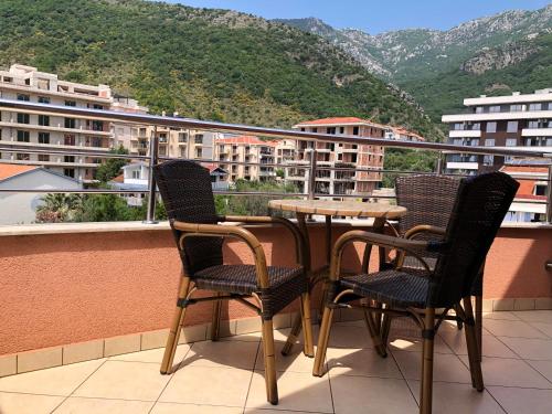 uma mesa e cadeiras numa varanda com vista em Hotel Stella di Mare em Budva