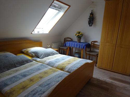 um quarto com 2 camas e uma clarabóia em FeWo Elke em Esens