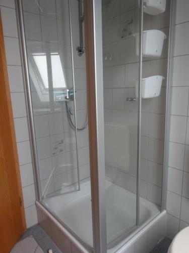 um chuveiro com uma porta de vidro na casa de banho em FeWo Elke em Esens