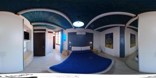 une chambre avec un tapis bleu au milieu de celle-ci dans l'établissement Antico Centro Quartu B&B, à Quartu SantʼElena