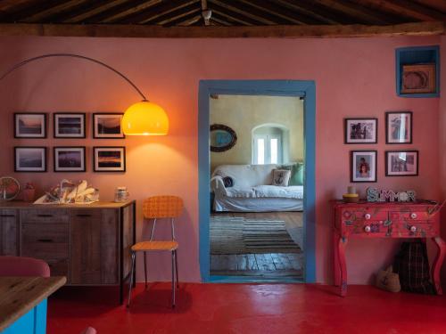 uma sala com um quarto com uma cama e um espelho em Vintage Stone-built Country Cottage in Richea em Koulouraíika