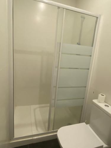 a bathroom with a glass shower with a toilet at Hostal Granvia 628 in Barcelona