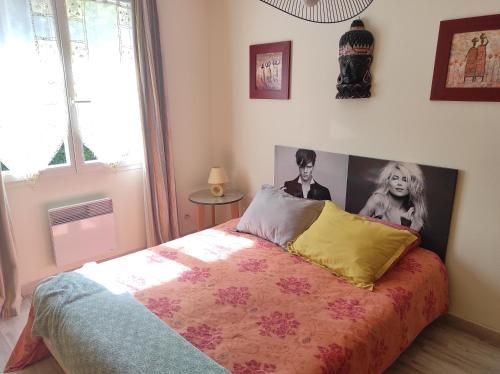 een slaapkamer met een bed met een foto erop bij appartement Anna in Parentis-en-Born