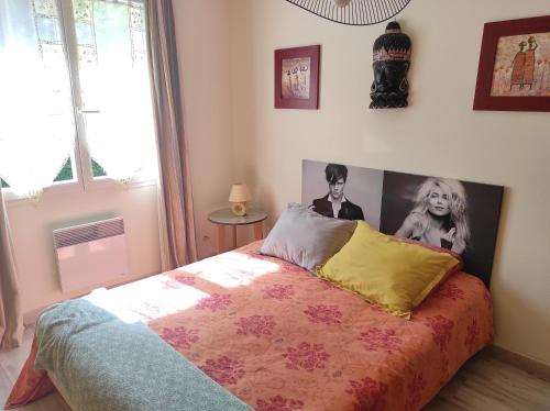 une chambre avec un lit avec une photo dessus dans l'établissement appartement Anna, à Parentis-en-Born