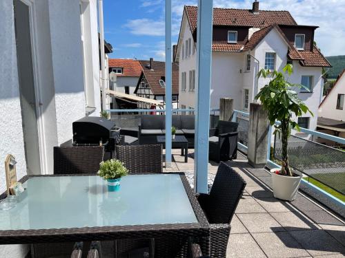 eine Terrasse mit einem Tisch und Stühlen auf dem Balkon in der Unterkunft Gäste-Liesel Bad Pyrmont in Bad Pyrmont