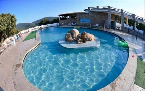 Πισίνα στο ή κοντά στο Monolocale Arianna con giardino privato e piscina