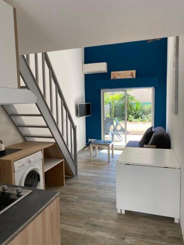 d'un salon avec des murs bleus et un escalier. dans l'établissement Nice Sunshine, à Nice