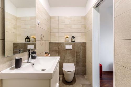 Ένα μπάνιο στο Casa di Oliva-house with heated pool & jacuzzi in Trilj, Croatia