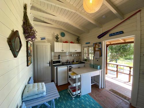 Kuchyňa alebo kuchynka v ubytovaní Rustic Cabin Tarifa 4 guests 5 minutes to beach