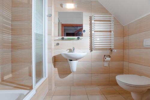 a bathroom with a toilet and a sink at Malinka in Rewal