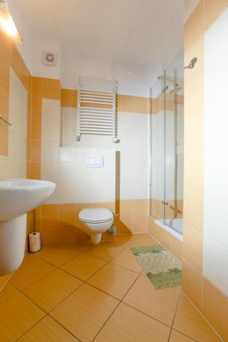 a bathroom with a toilet and a sink and a shower at Malinka in Rewal