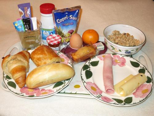 een tafel met twee borden brood en ander voedsel bij Ladybird Inn in Chamonix-Mont-Blanc