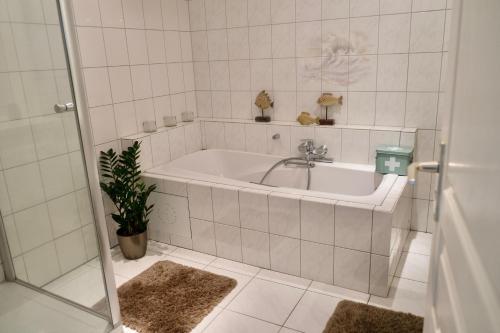 A bathroom at Luxe B&B Vroelen-Noorbeek