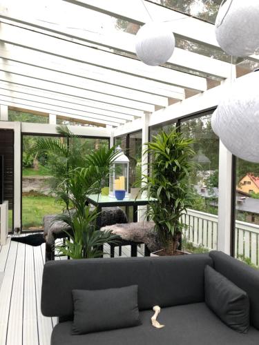 a living room with a couch and a table with plants at Vanha omakotitalo, 3km Olavinlinnaan in Savonlinna