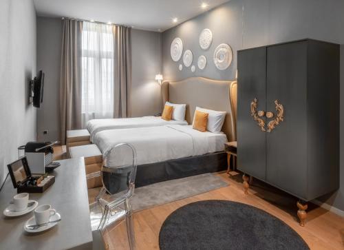 um quarto de hotel com uma cama grande e uma secretária em 987 Design Prague Hotel em Praga