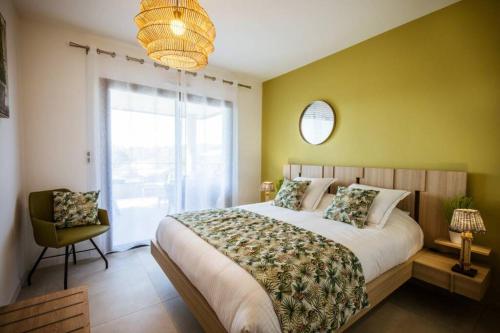 une chambre avec un grand lit et une fenêtre dans l'établissement Les 3 baigneuses : Appartement 2 chambres, neuf proche de toutes commodités, à Porto-Vecchio