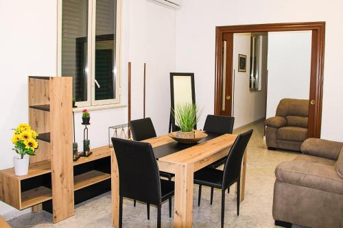 A seating area at Gabry central apartment Palermo