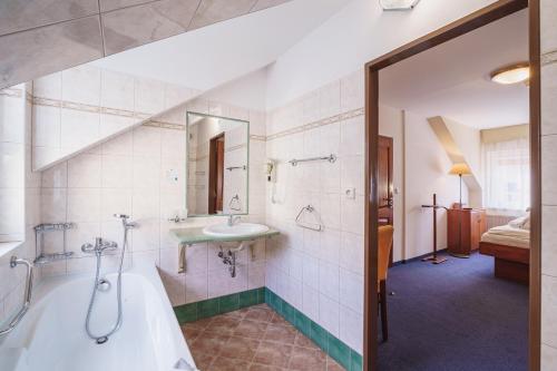 Koupelna v ubytování Francis SPA HOTEL