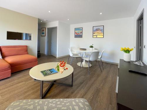 un salon avec un canapé et une table dans l'établissement Bastide de l'Olivaie, à Bandol