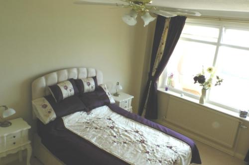 een slaapkamer met een bed en een raam bij Hove Actually with spectacular sea views in Hove