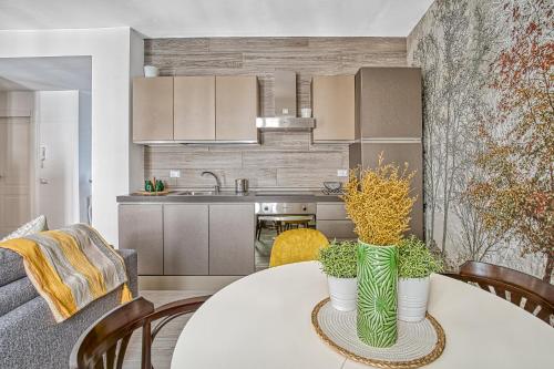 a kitchen and living room with a table and chairs at Casa Checca appartamenti per vacanze in Caprarola