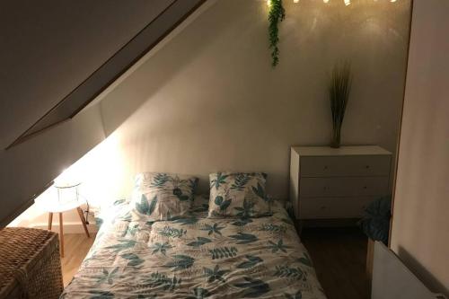 Cette chambre mansardée comprend un lit avec des oreillers. dans l'établissement charmant studio bord de mer, à Menton