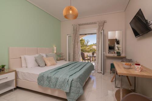 um quarto com uma cama e uma varanda em Margaritari Apartments em Zakynthos Town