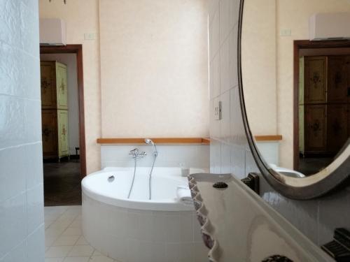 Ett badrum på Castello Di Compiano Hotel Relais Museum